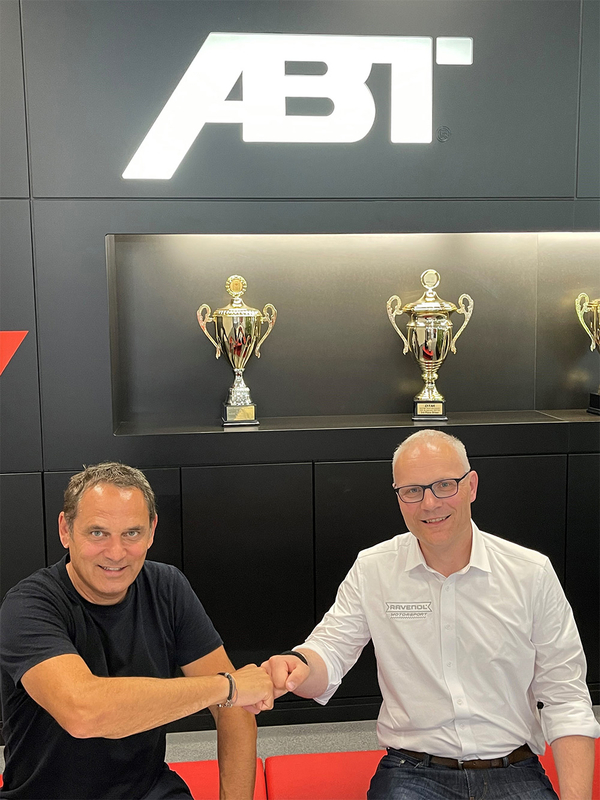 v.l.: Hans-Jürgen Abt (Abt Sportsline) und Martin Huning (RAVENOL) beschließen die technische Kooperation beider Unternehmen