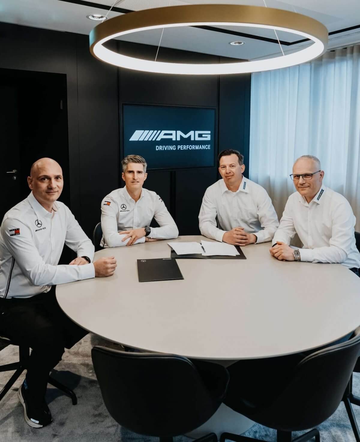 V.l.: Stefan Wendl (Leiter Mercedes-AMG Customer Racing), Christoph Sagemüller (Leiter Mercedes-AMG Motorsport), Paul Becher (CEO RAVENOL), Martin Huning (Motorsport Director RAVENOL)
