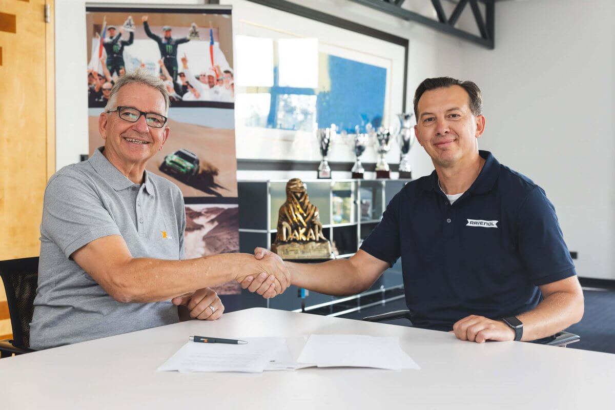from left: Sven Quandt, Paul Becher upon signing the contract from left: Sven Quandt, Paul Becher upon signing the contract