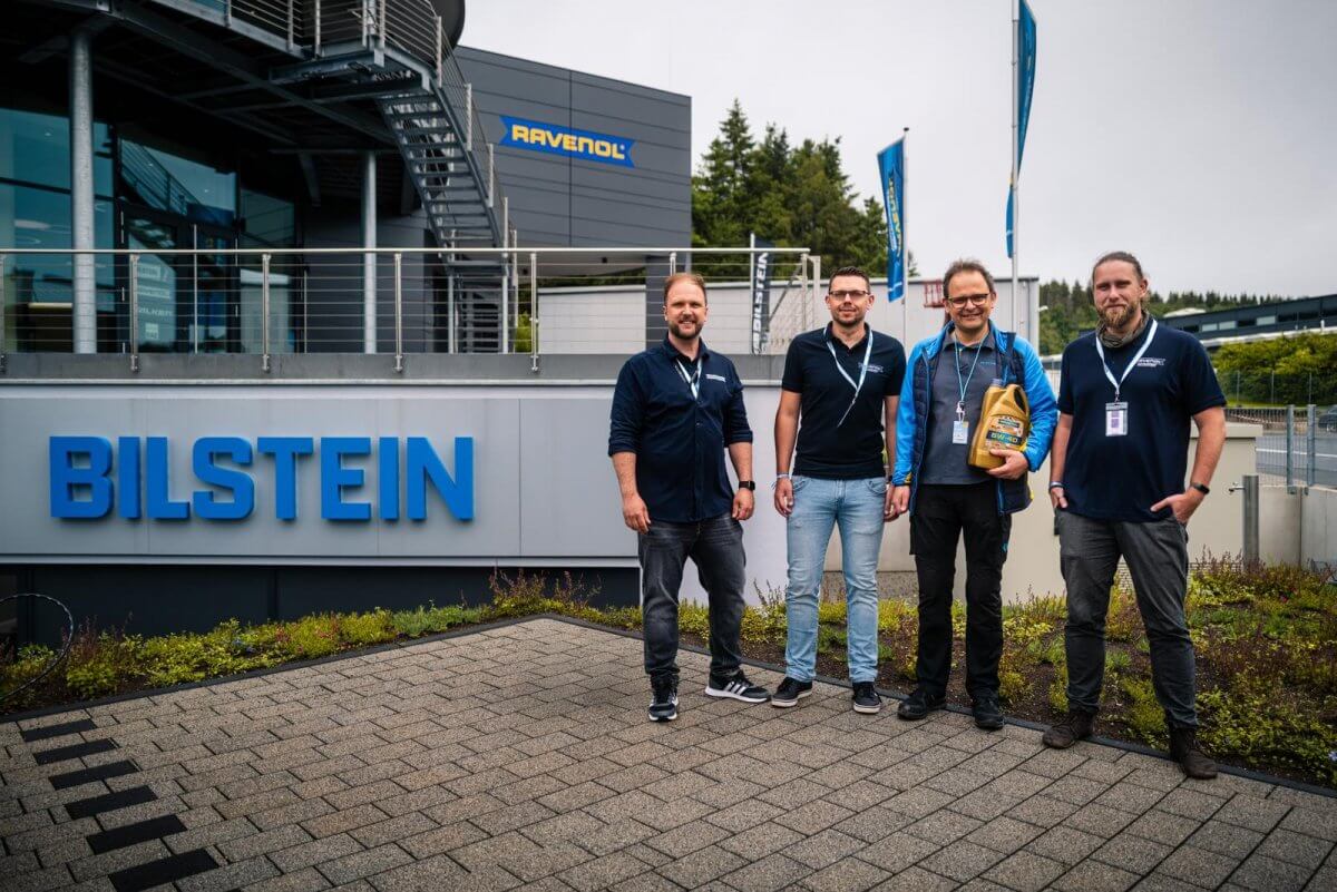 Von links nach rechts: Dimitri Barichnowski, RAVENOL; Dr. Markus Karsch, RAVENOL; Martin Flick, thyssenkrupp Bilstein; Alexander Nietiedt, RAVENOL Von links nach rechts: Dimitri Barichnowski, RAVENOL; Dr. Markus Karsch, RAVENOL; Martin Flick, thyssenkrupp Bilstein; Alexander Nietiedt, RAVENOL