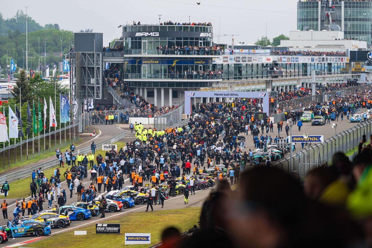 The starting grid with the visitors The starting grid with the visitors