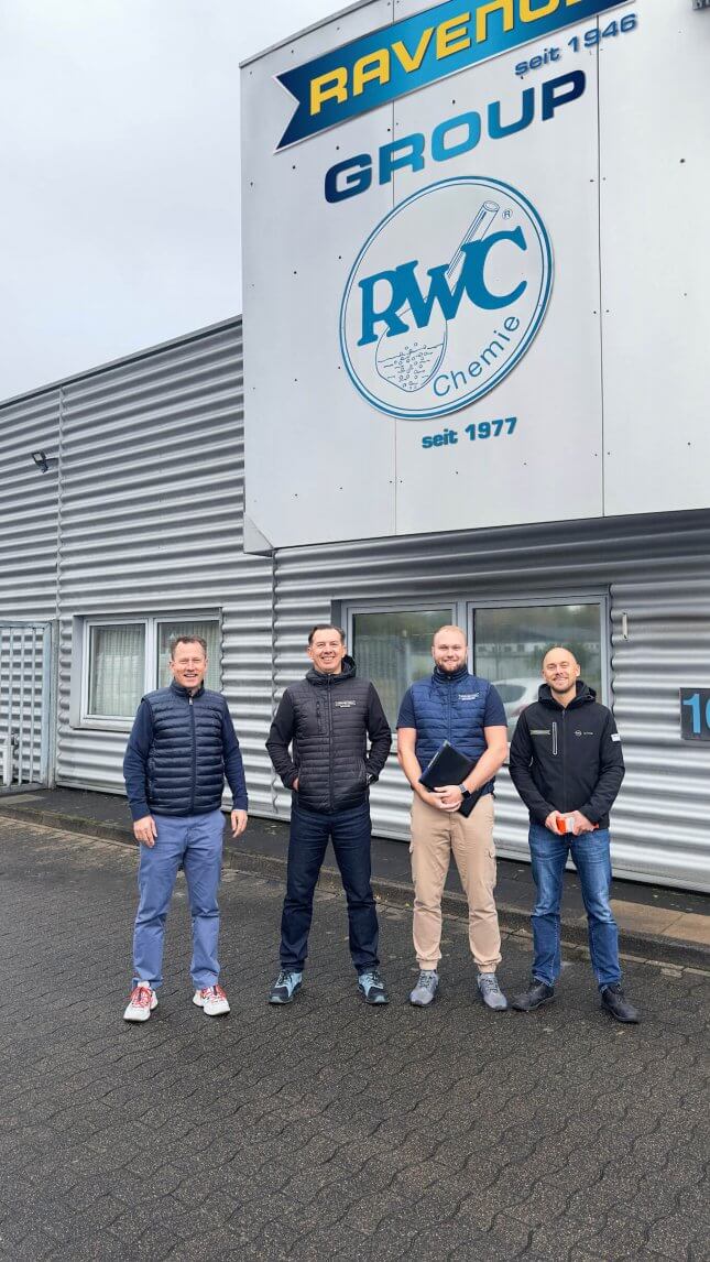 Gruppenbild vor dem Gebäude mit den beteiligten von RAVENOL Gruppenbild vor dem Gebäude mit den beteiligten von RAVENOL