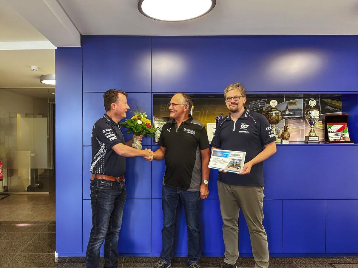 Wolfgang Hirschfeld presenting the gift Wolfgang Hirschfeld presenting the gift