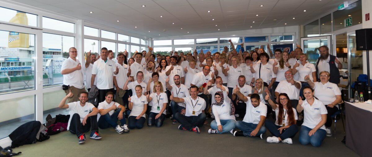 Gruppenbild der Mitarbeiter beim Firmenausflug Gruppenbild der Mitarbeiter beim Firmenausflug