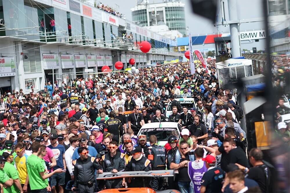 Boxengasse vor dem Start Boxengasse vor dem Start