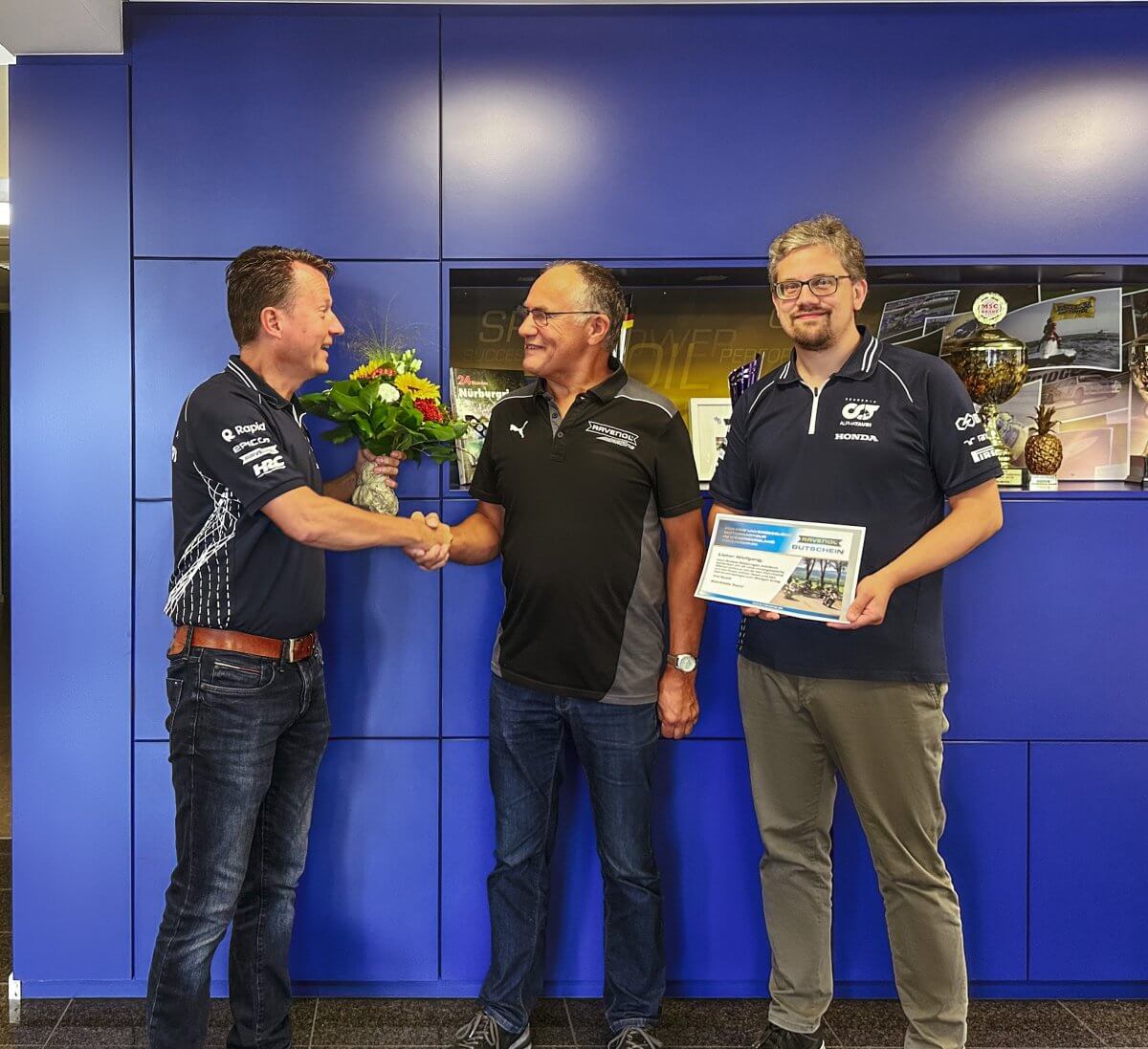 Wolfgang Hirschfeld bei der Geschenkübergabe Wolfgang Hirschfeld bei der Geschenkübergabe