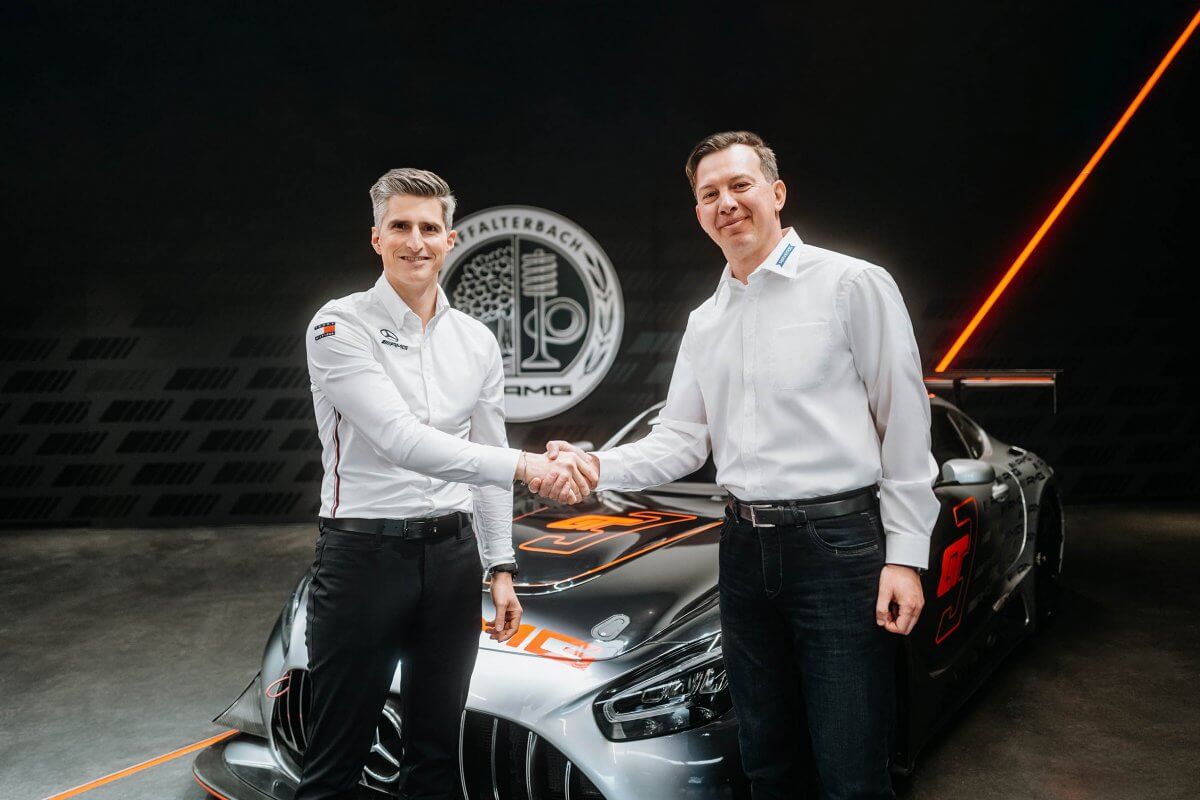Christoph Sagemüller (Leiter Mercedes-AMG Motorsport) und Paul Becher (CEO RAVENOL) schlagen ein Christoph Sagemüller (Leiter Mercedes-AMG Motorsport) und Paul Becher (CEO RAVENOL) schlagen ein