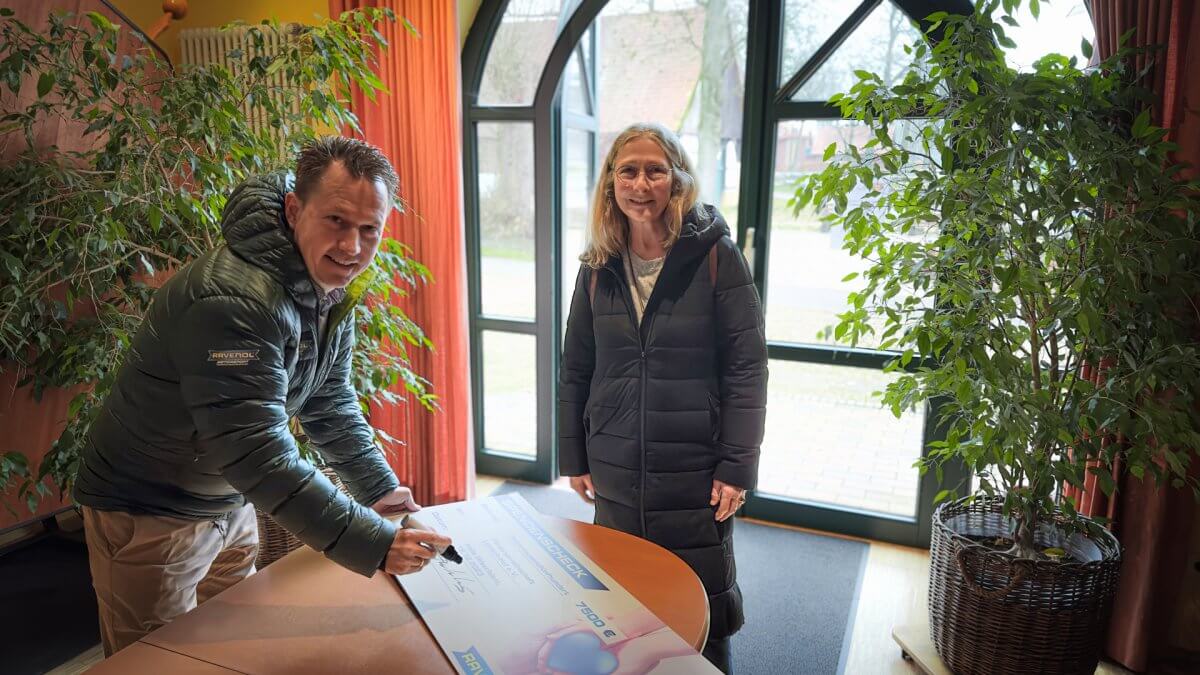 André Buitenhuis unterschreibt den Vertrag André Buitenhuis unterschreibt den Vertrag