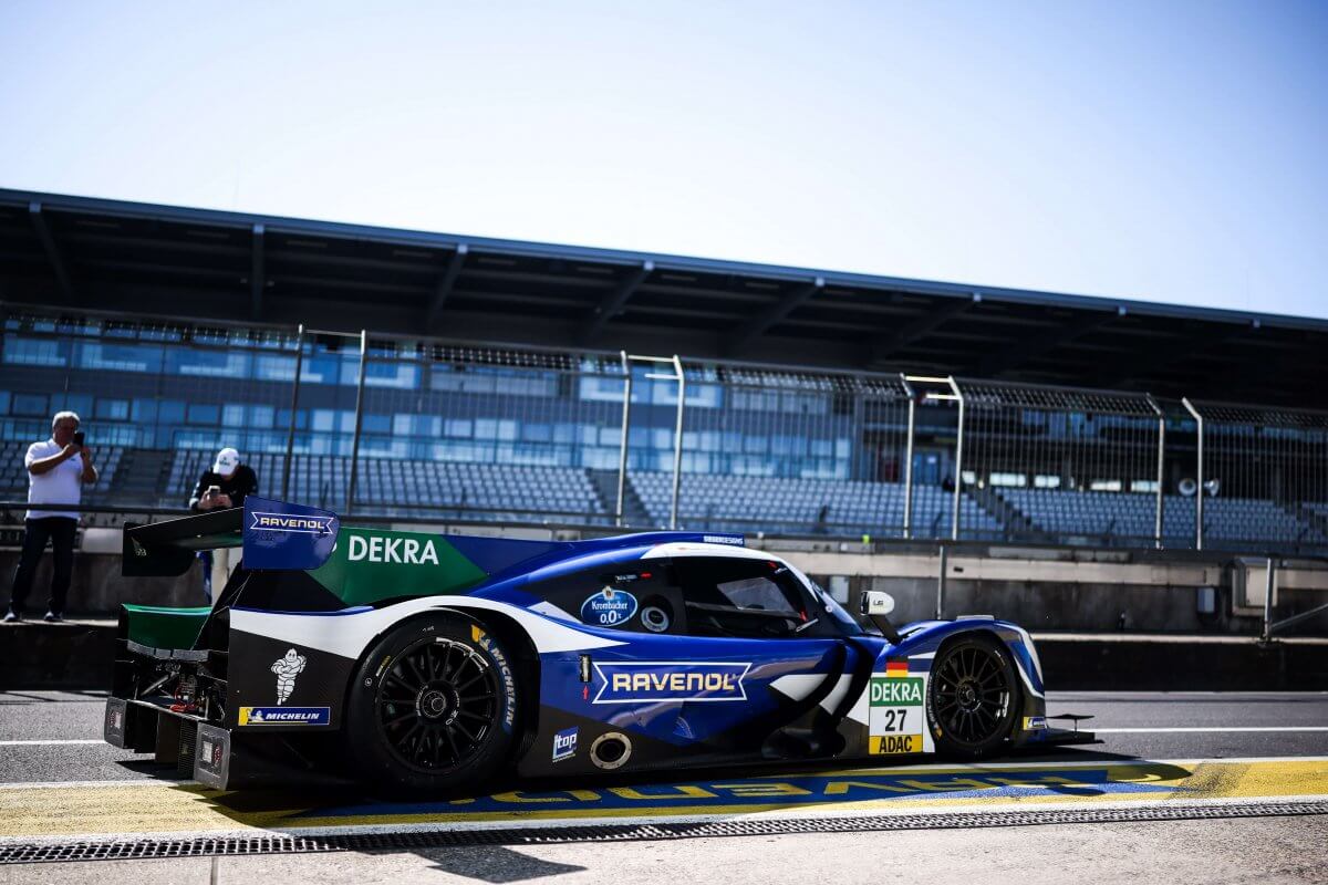 The LMP3 in the pit lane The LMP3 in the pit lane